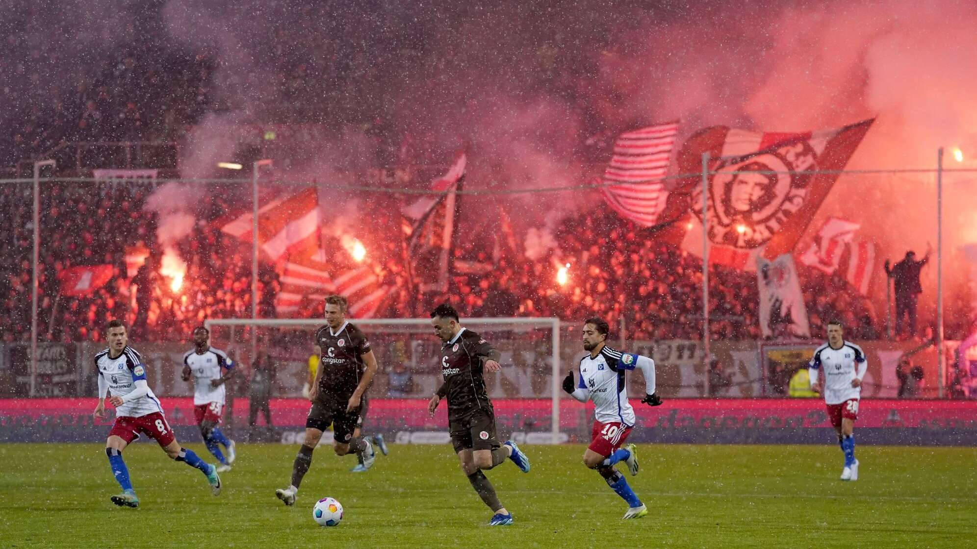 德甲：汉堡vs圣保利，麦当劳德比，当巨无霸汉堡遇上麦旋风圣保利